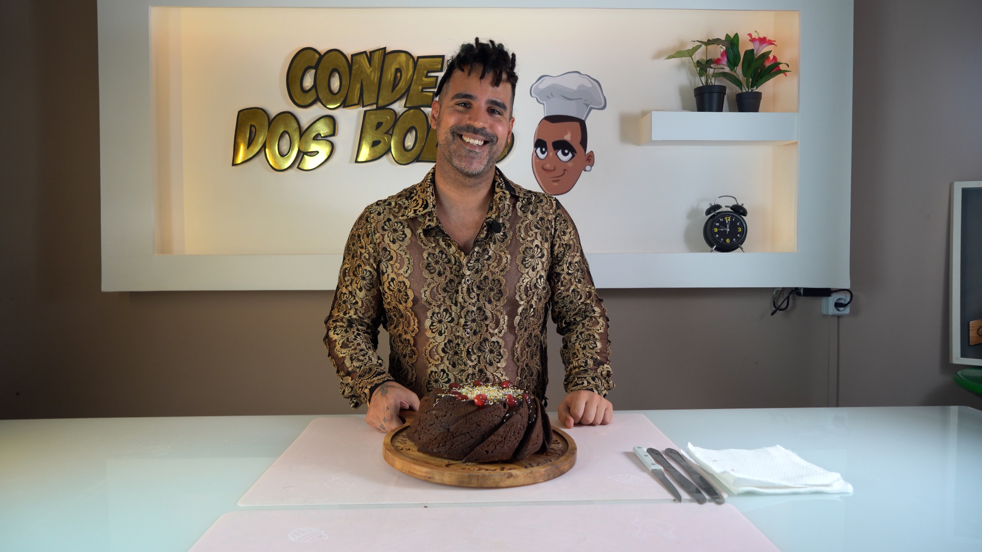 Conde a apresentar um bolo de chocolate premium