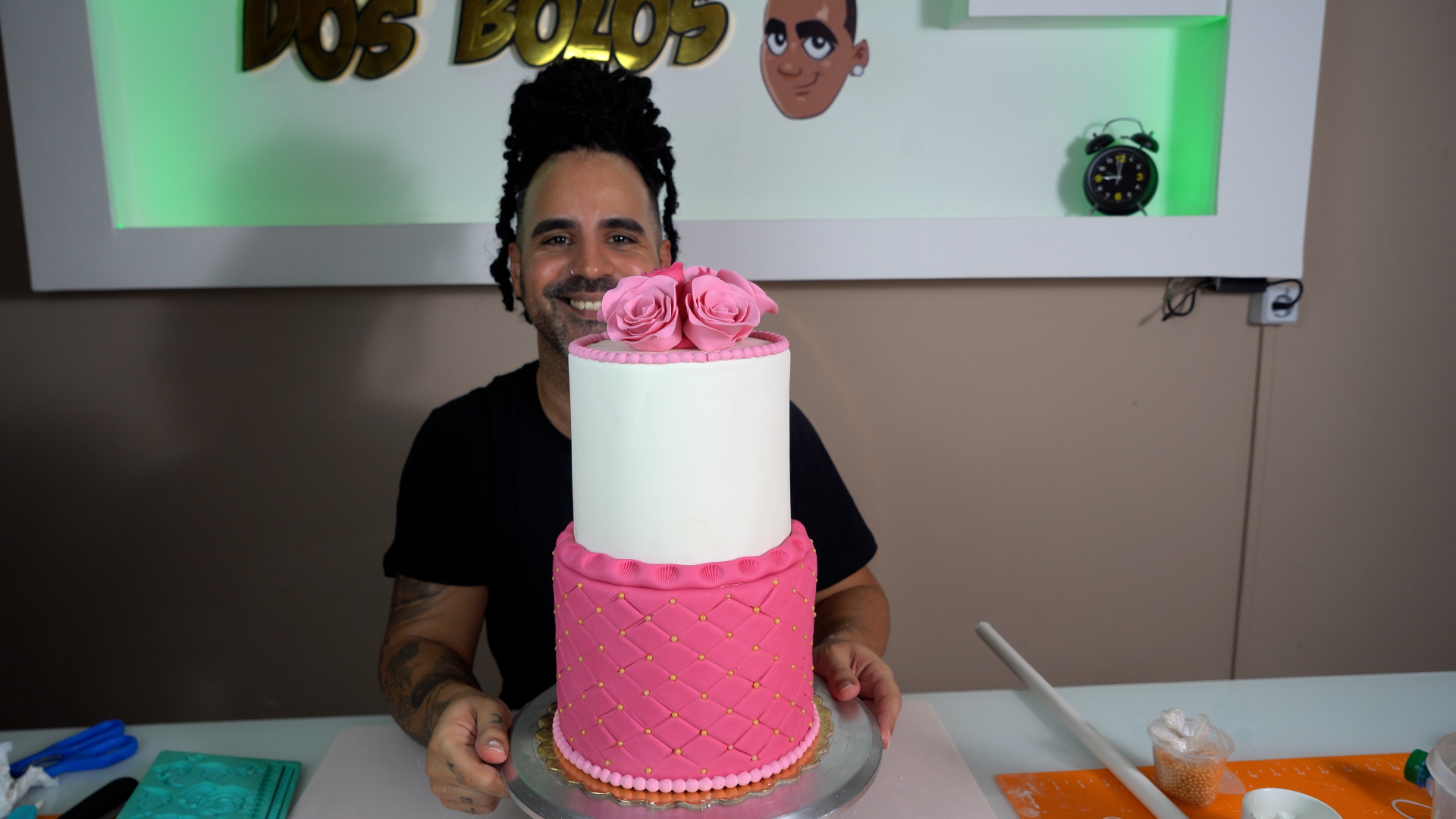 Conde a apresentar um bolo alto decorado com pasta americana rosa