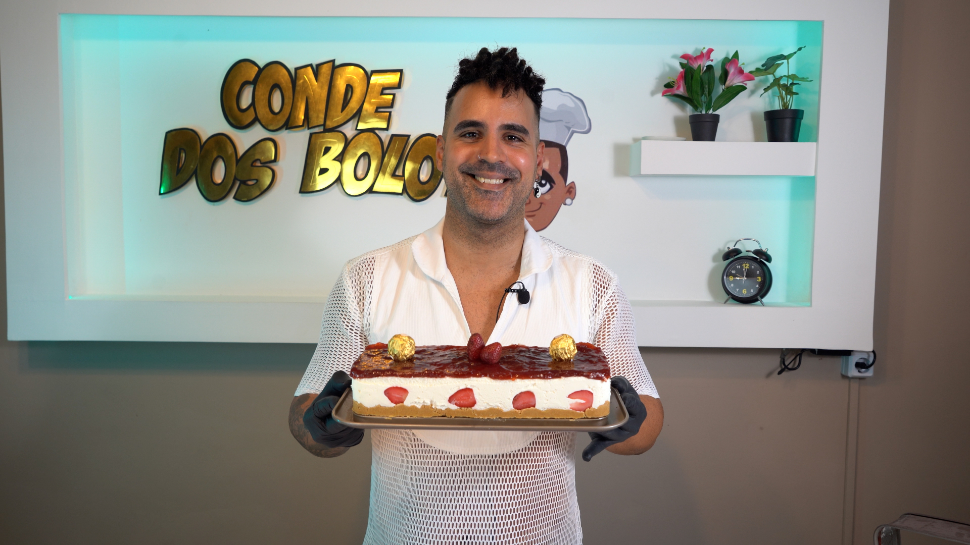 Conde a apresentar um cheesecake retangular com morangos