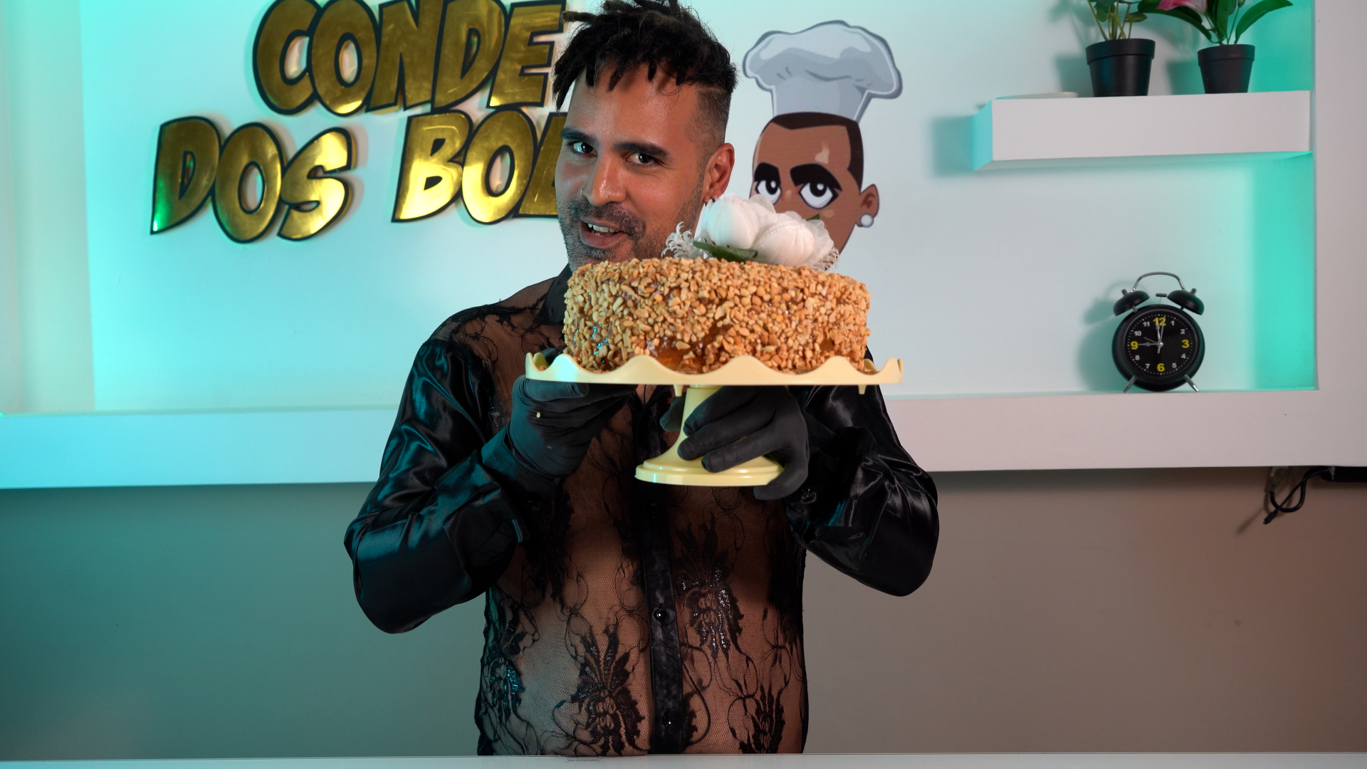 Conde a apresentar um bolo de ginguba gourmet coberto com amendoim