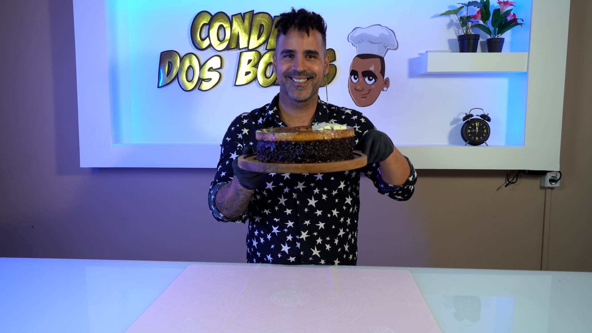 Conde a apresentar um bolo de chocolate pudim