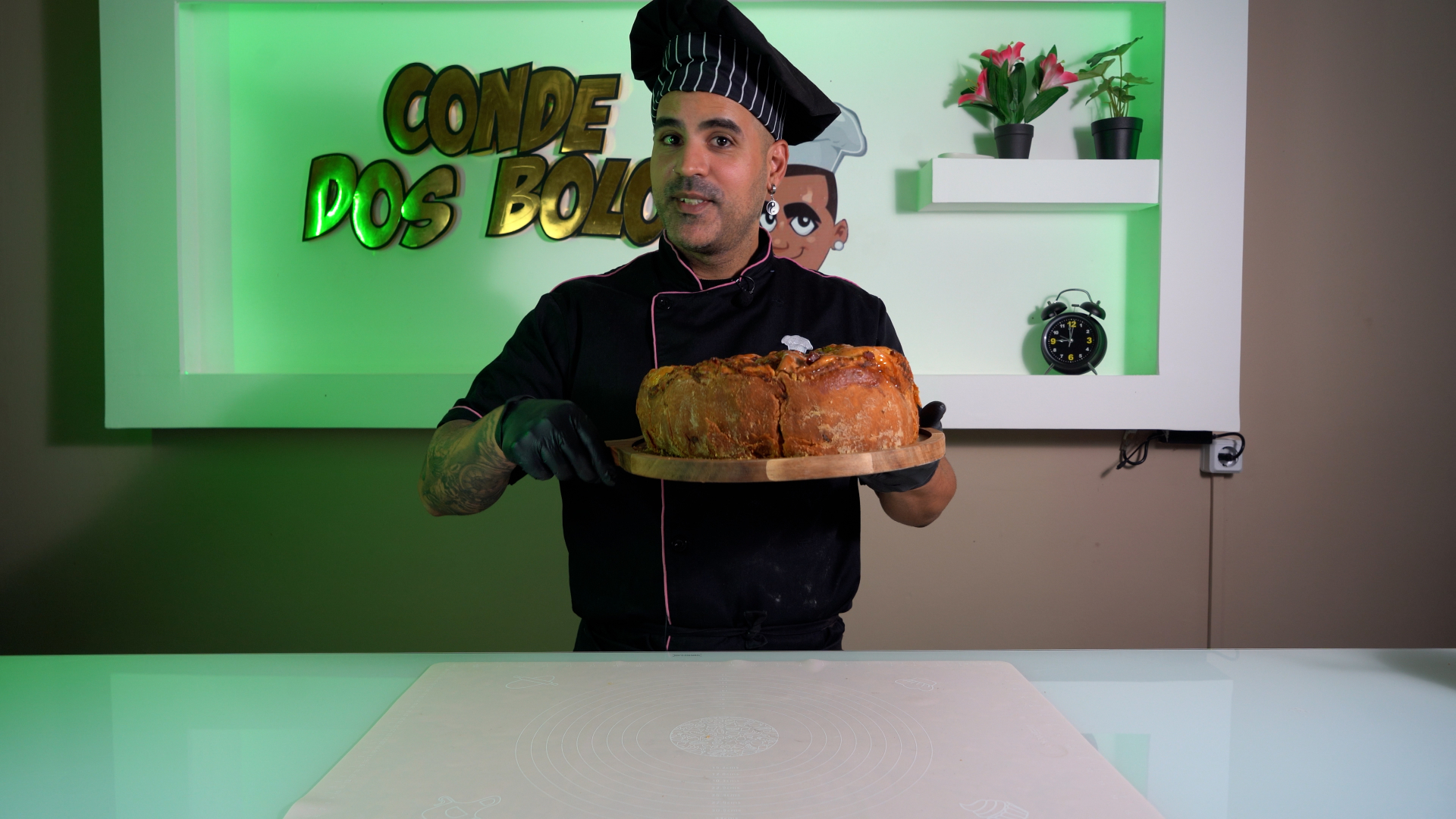 Conde a apresentar um folar de carne artesanal
