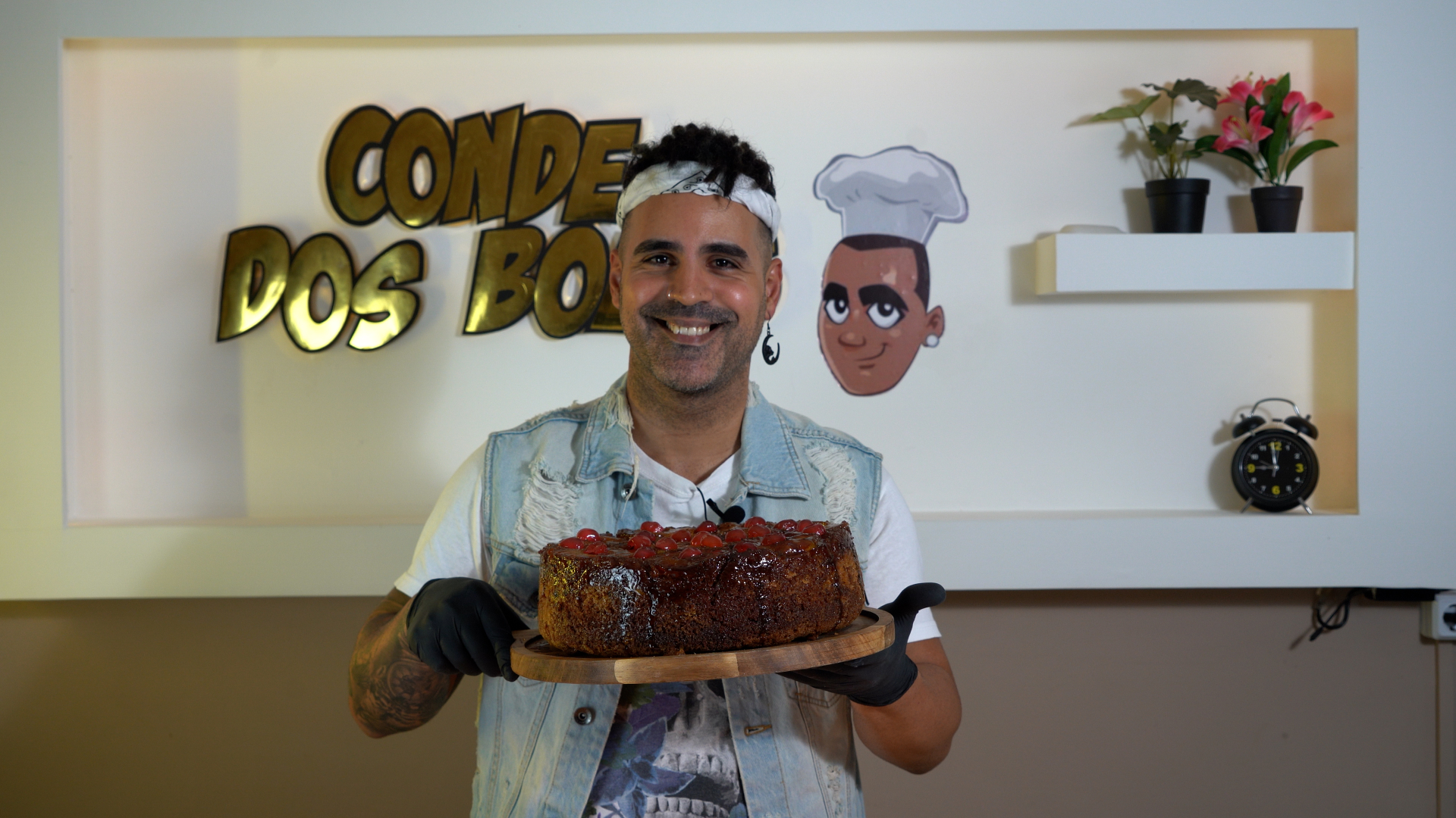 Conde a apresentar um bolo de abacaxi caramelizado